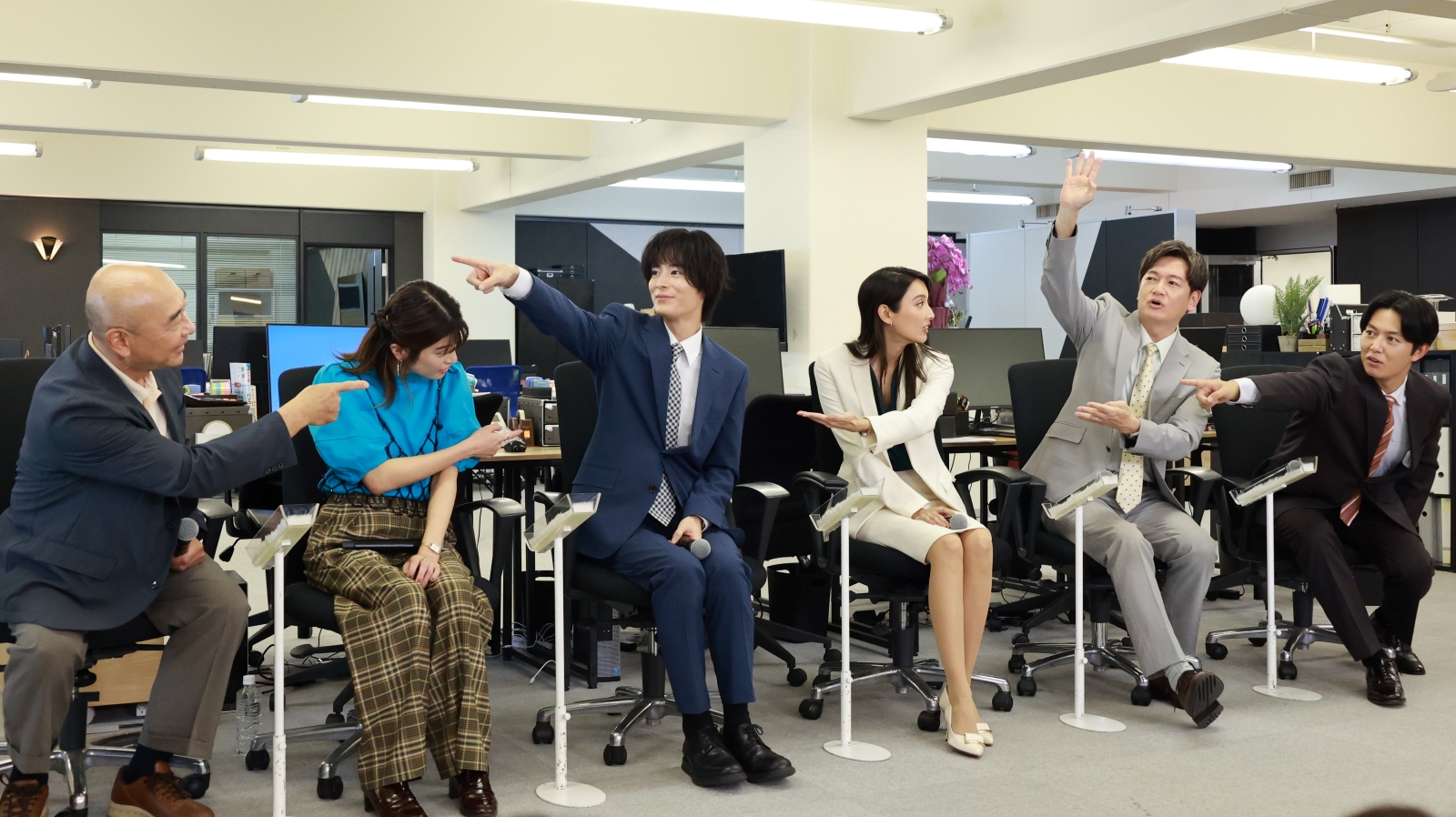 金曜ナイトドラマ『無能の鷹』囲み取材会 左から高橋克実、さとうほなみ、塩野瑛久、菜々緒、井浦新、工藤阿須加
