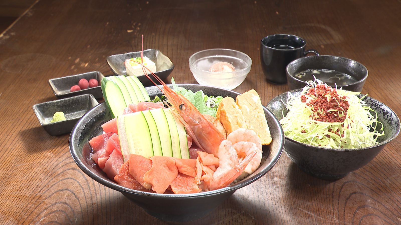 『大衆居食 信貴』の海鮮丼の写真