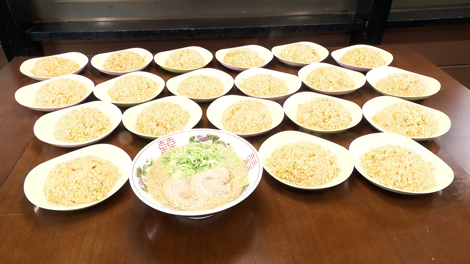 ラーメンにおかわりし放題の“無限半チャーハン”がつく『オモウマい店