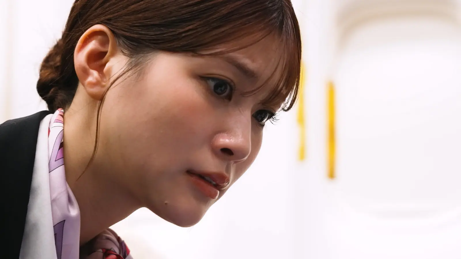 東京熱 CA めるるがCA役を熱演！ 上空1万メートルの密室で呼吸困難になった少女を救った道具とは？【突破劇・前半】｜entax（エンタックス）