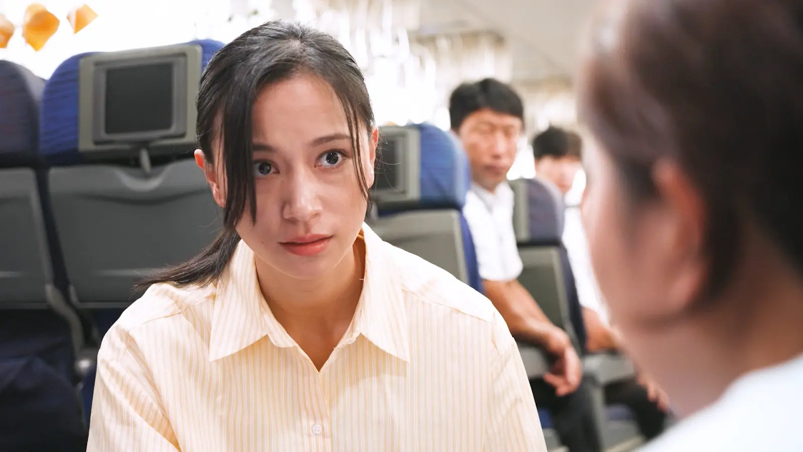 東京熱 CA めるるがCA役を熱演！ 上空1万メートルの密室で呼吸困難になった少女を救った道具とは？【突破劇・前半】｜entax（エンタックス）