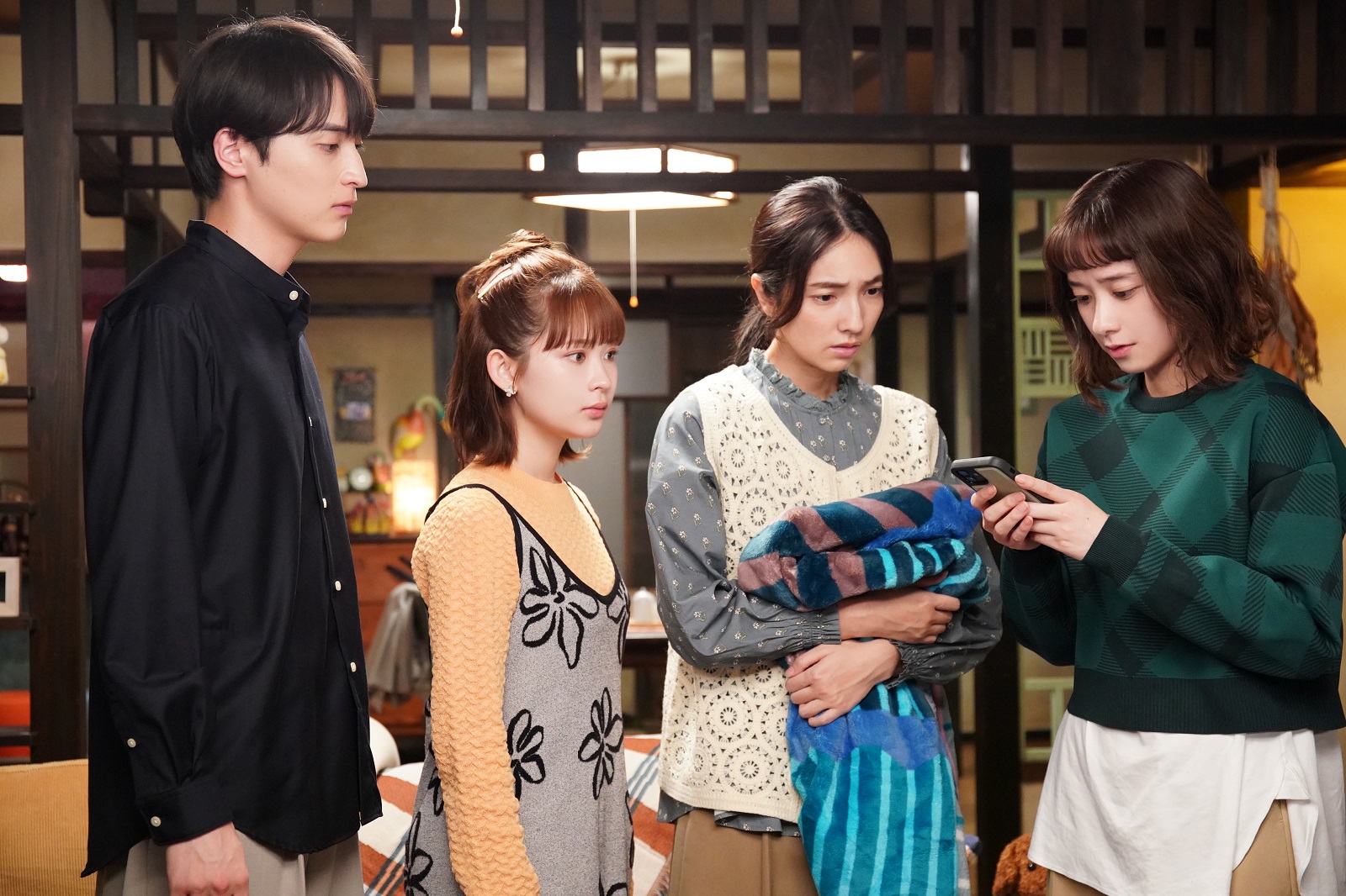 律(一ノ瀬颯)、芽(畑芽育)、涼(堀田真由)、恵(仁村紗和)の写真