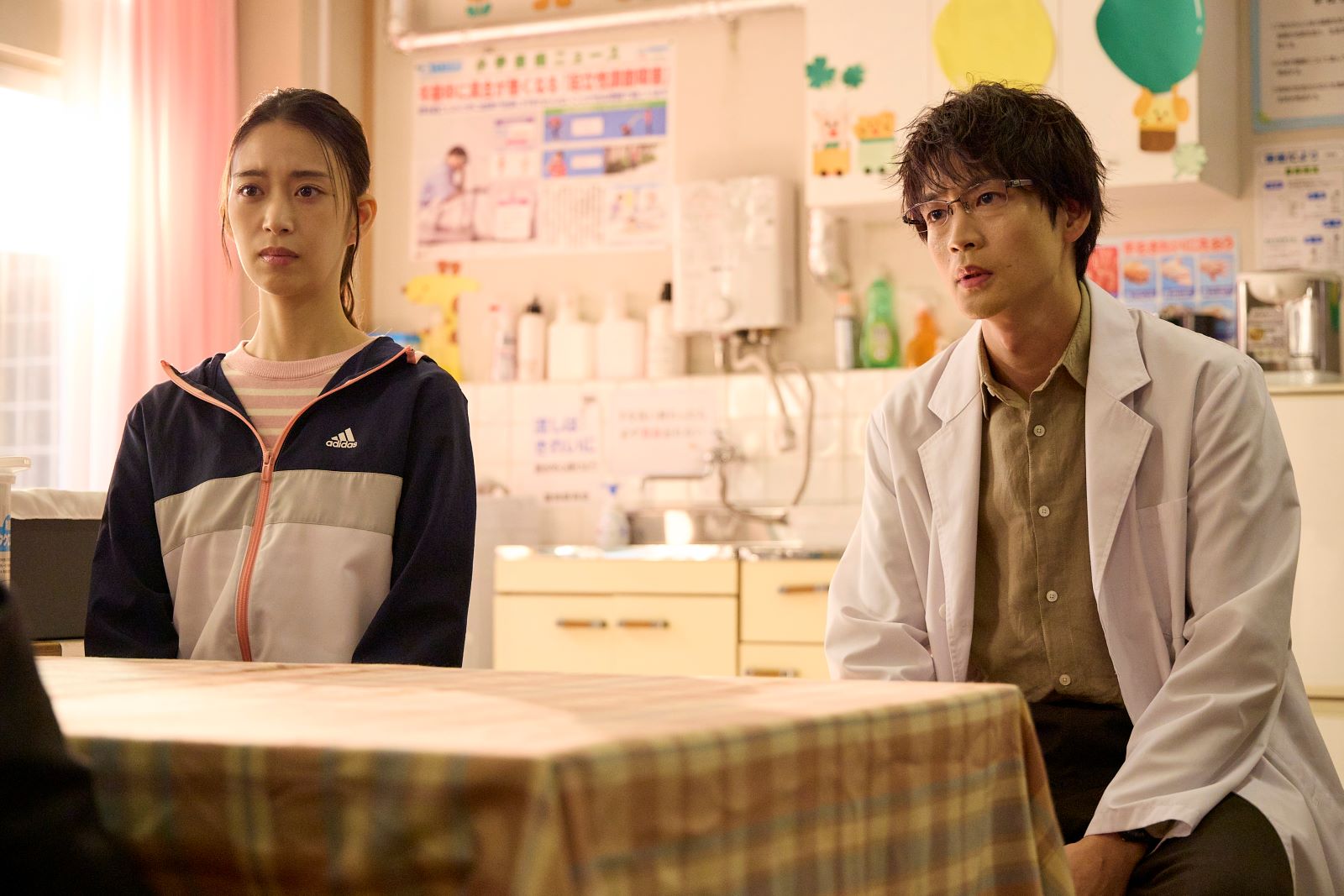 牧野(松下洸平)と篠谷(森川葵)の写真