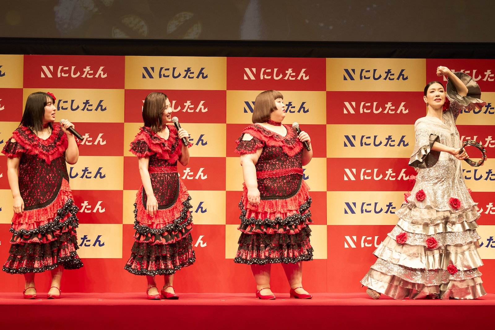 3時のヒロイン(福田麻貴、かなで、ゆめっち)とアン ミカの写真