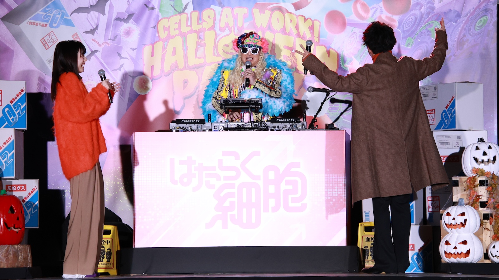永野芽郁、佐藤健、DJ KOOの写真