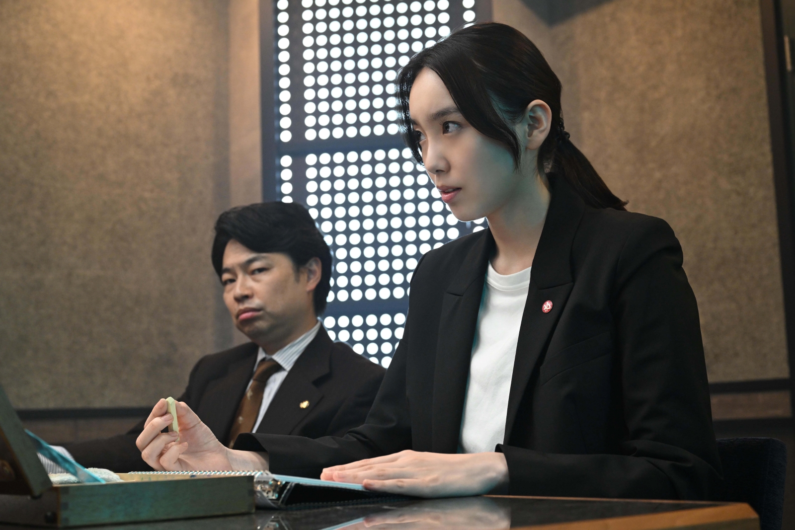 坂東俊之介(浜野謙太)、朱梨(飯豊まりえ)の写真