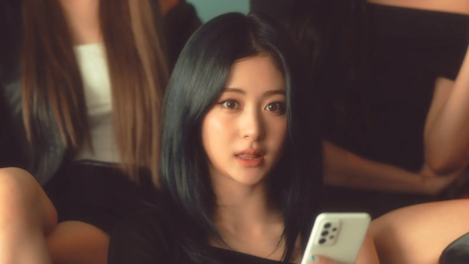 LE SSERAFIM “仕事さがし”新CMに出演！ツッコミもこなす見事な会話劇に