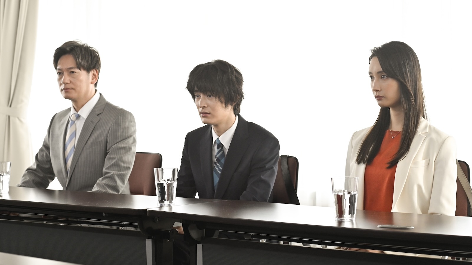 鷹野ツメ子(菜々緒)と鳩山(井浦新)と鶸田道人(塩野瑛久)の写真