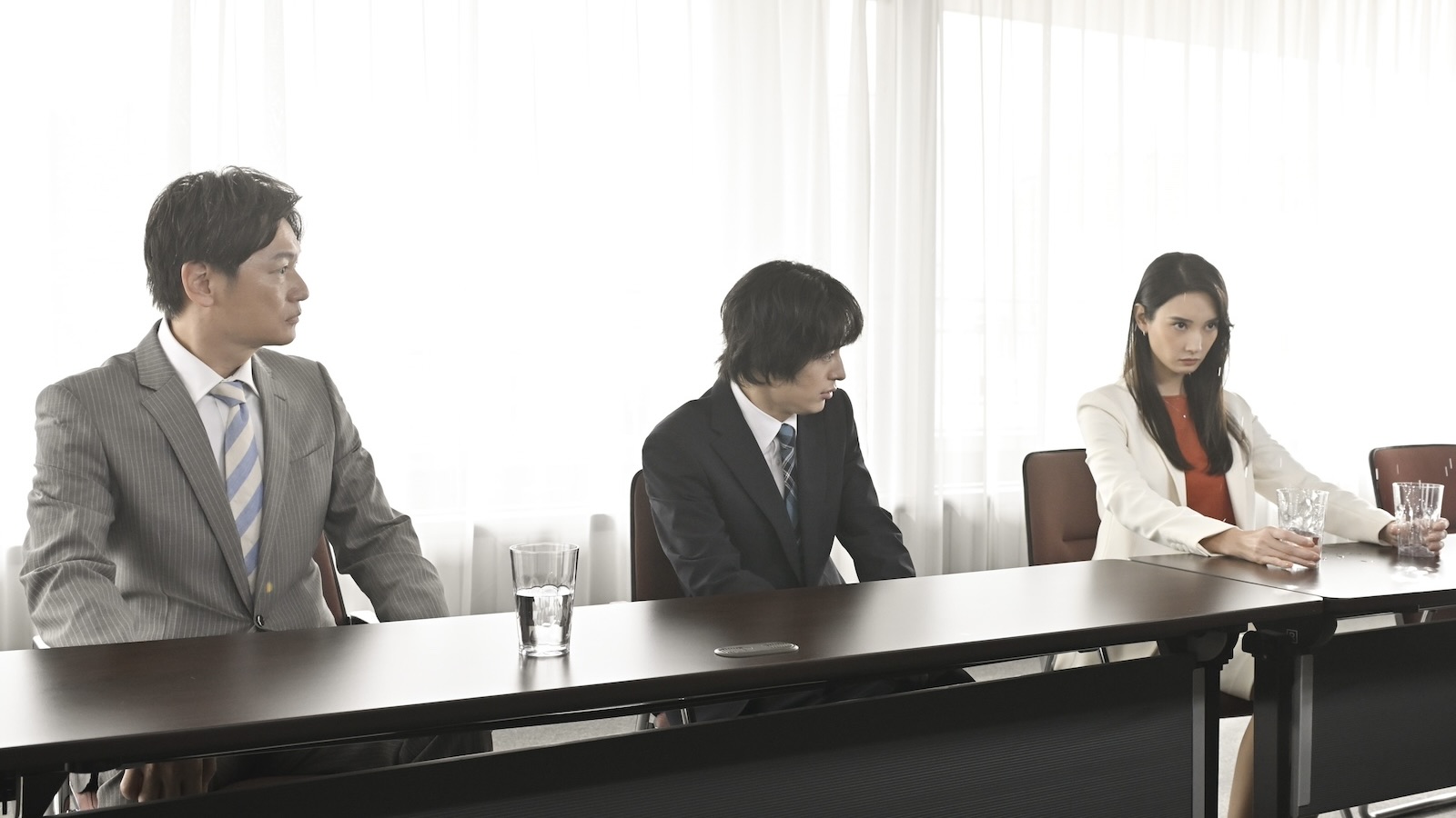 鷹野ツメ子(菜々緒)と鳩山(井浦新)と鶸田道人(塩野瑛久)の写真