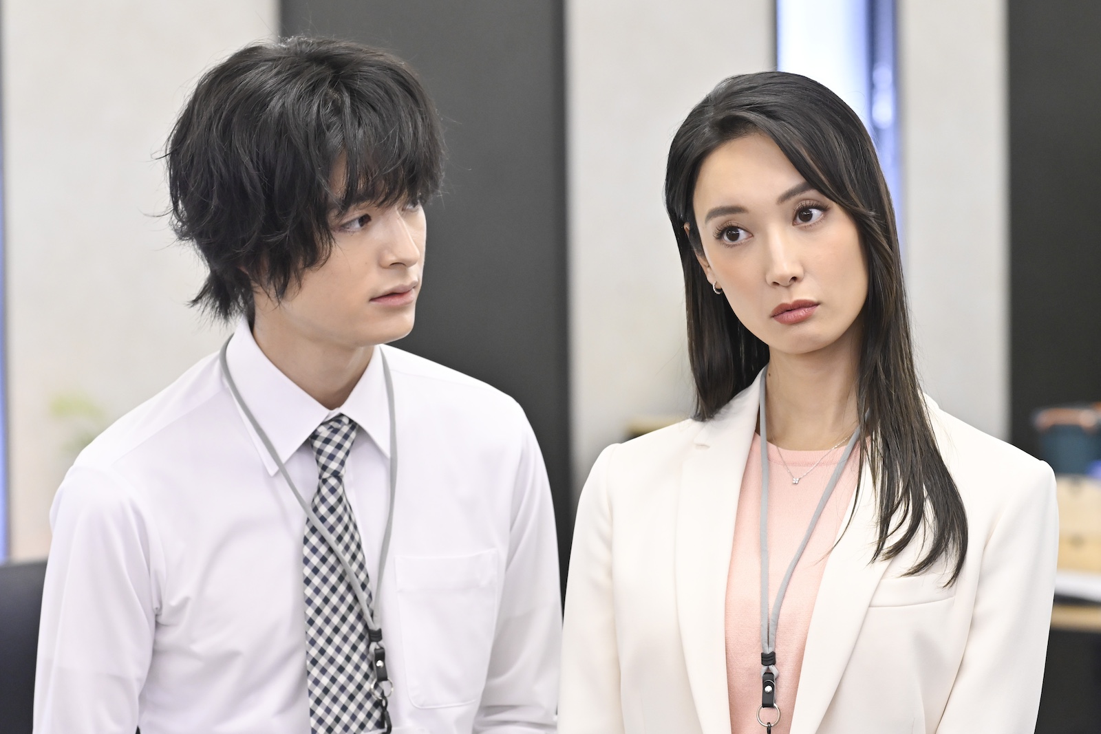 鷹野ツメ子(菜々緒)と鶸田(塩野瑛久)の写真