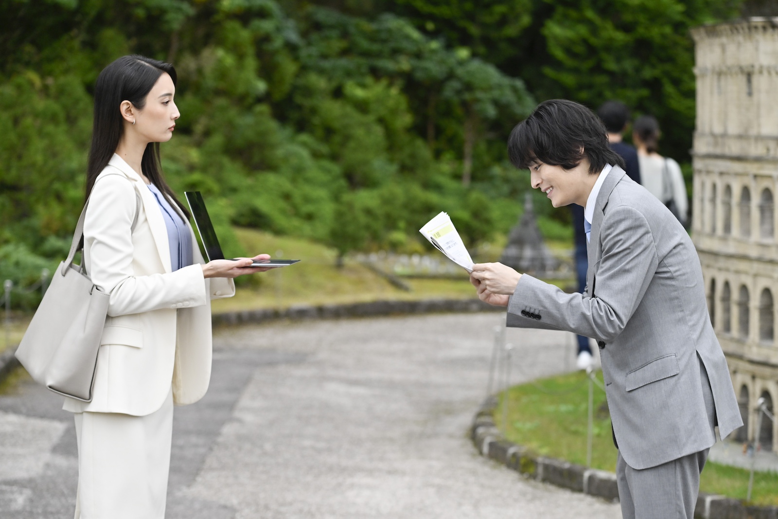 鷹野ツメ子(菜々緒)・鶸田(塩野瑛久)の写真