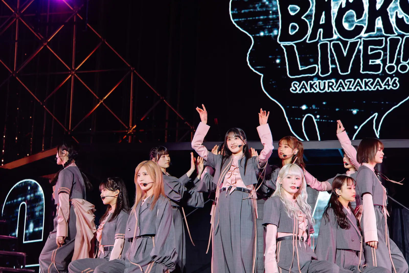 櫻坂46“一期生・齋藤冬優花”卒業セレモニー開催 最後の一期生・小池