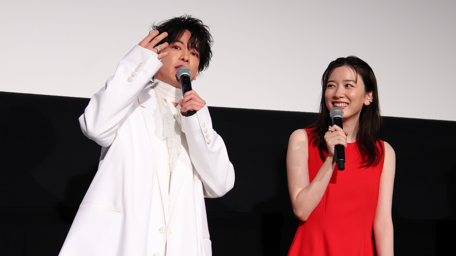 佐藤健と永野芽郁の写真