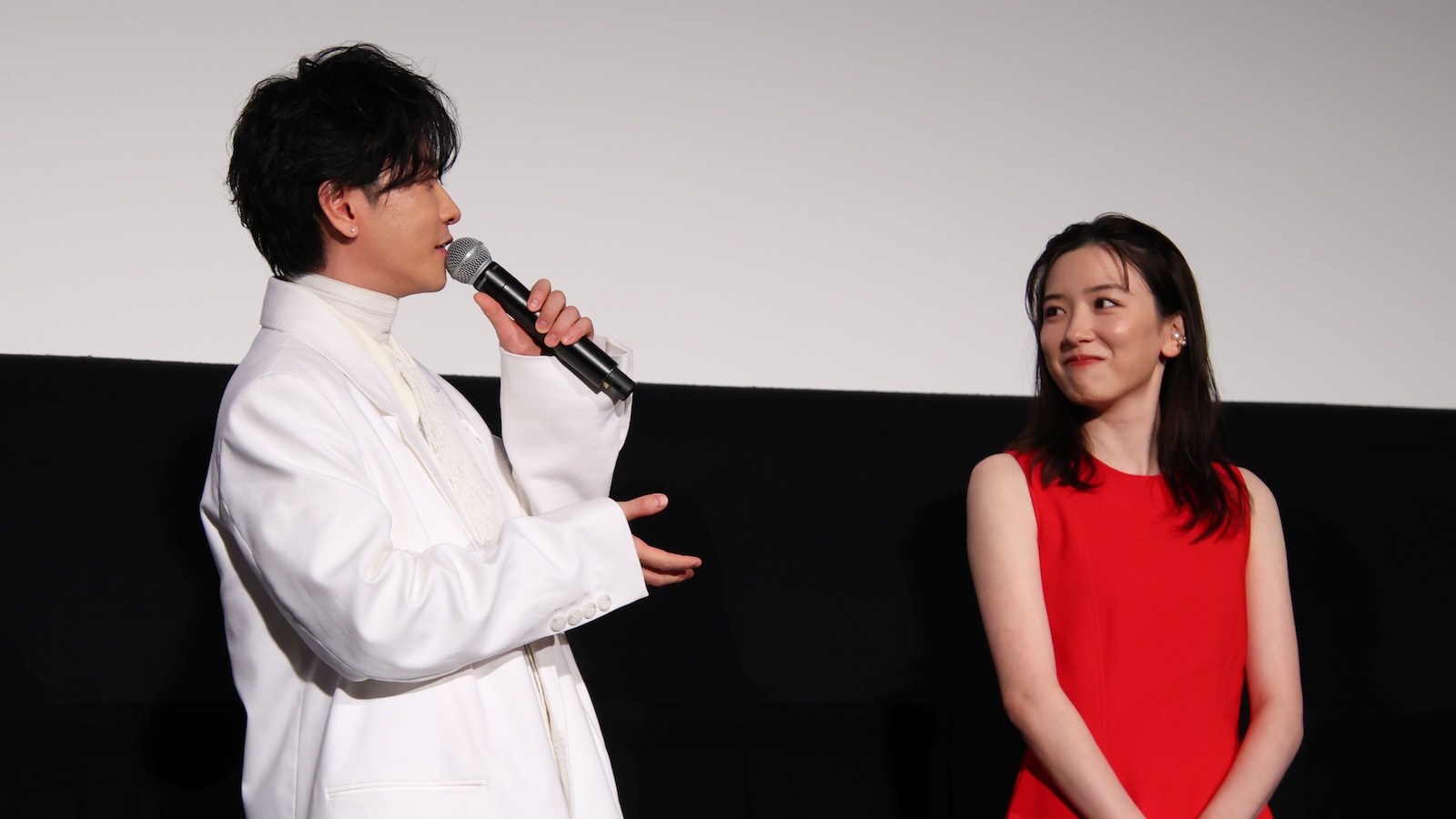 佐藤健と永野芽郁の写真