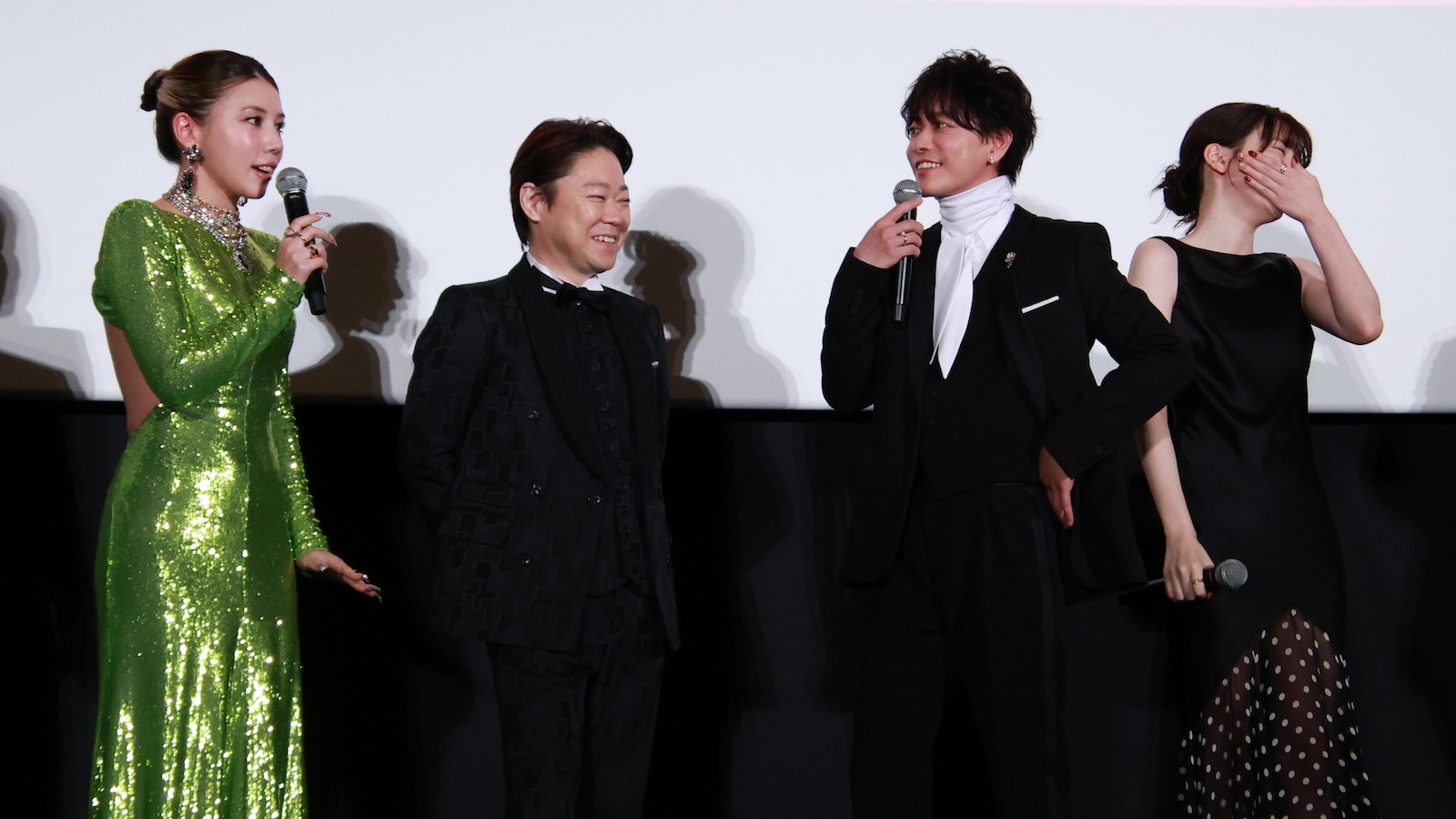仲里依紗と阿部サダヲと佐藤健と永野芽郁の写真