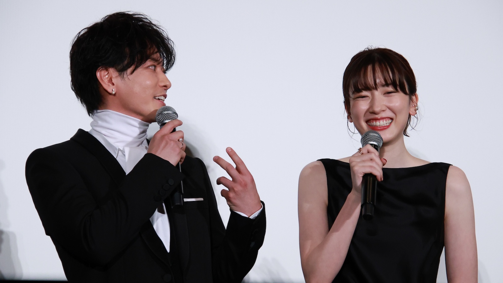 佐藤健と永野芽郁の写真