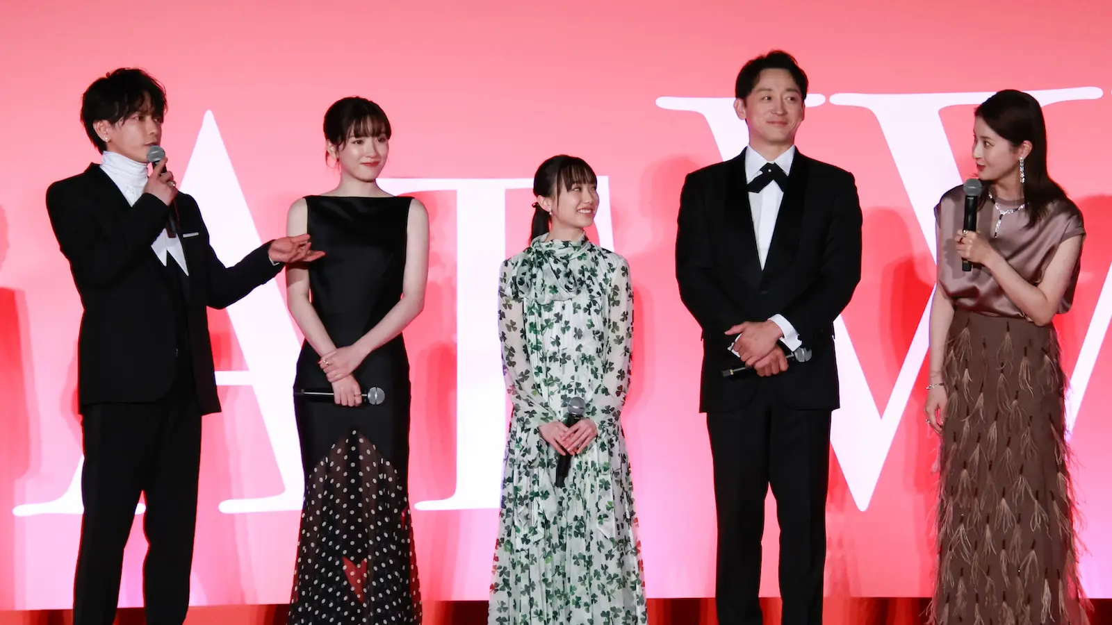 佐藤健 『仮面ライダー電王』以来の共演となる松本若菜のアクション