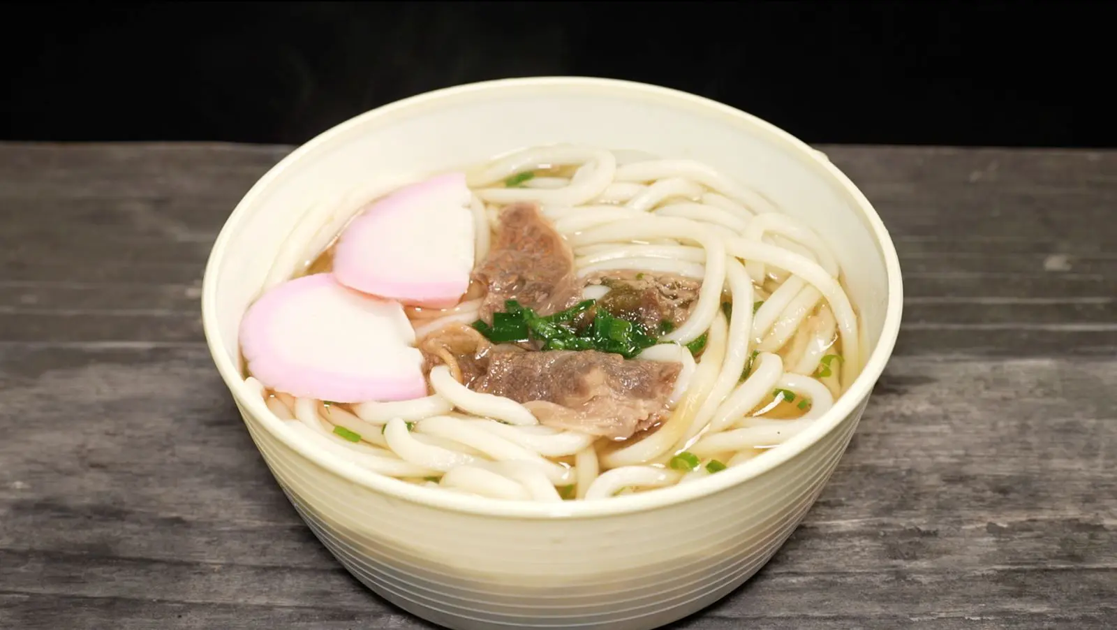 知る人ぞ知る！自販機の神様の仕込む懐かしの絶品自販機うどんの