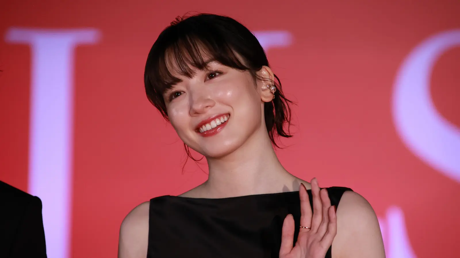 佐藤健 『仮面ライダー電王』以来の共演となる松本若菜のアクション