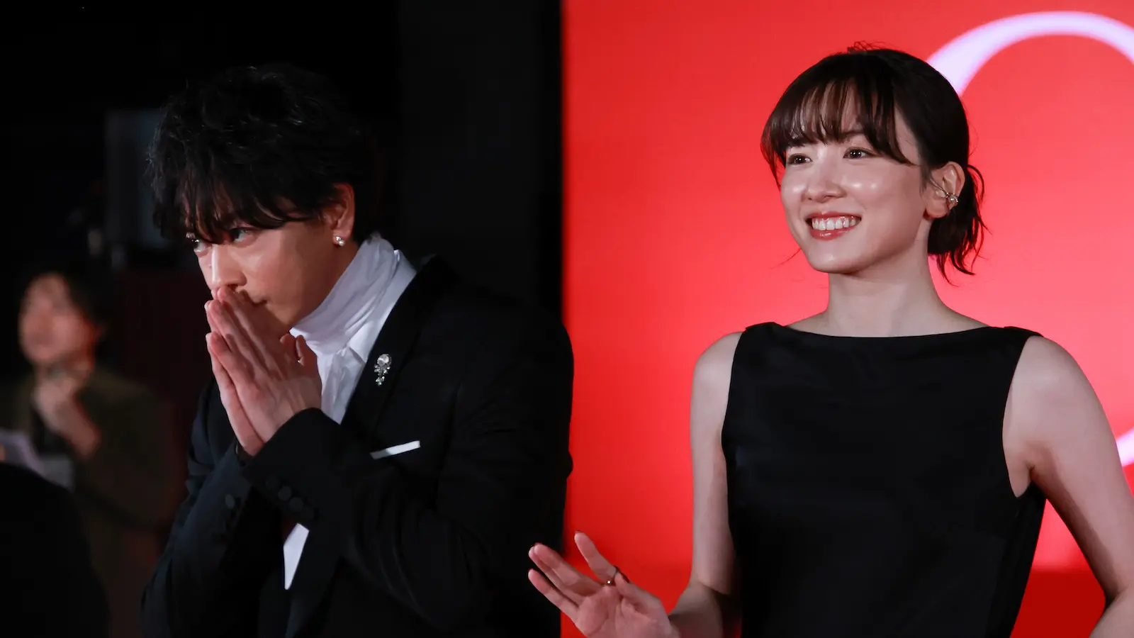 佐藤健 『仮面ライダー電王』以来の共演となる松本若菜のアクション