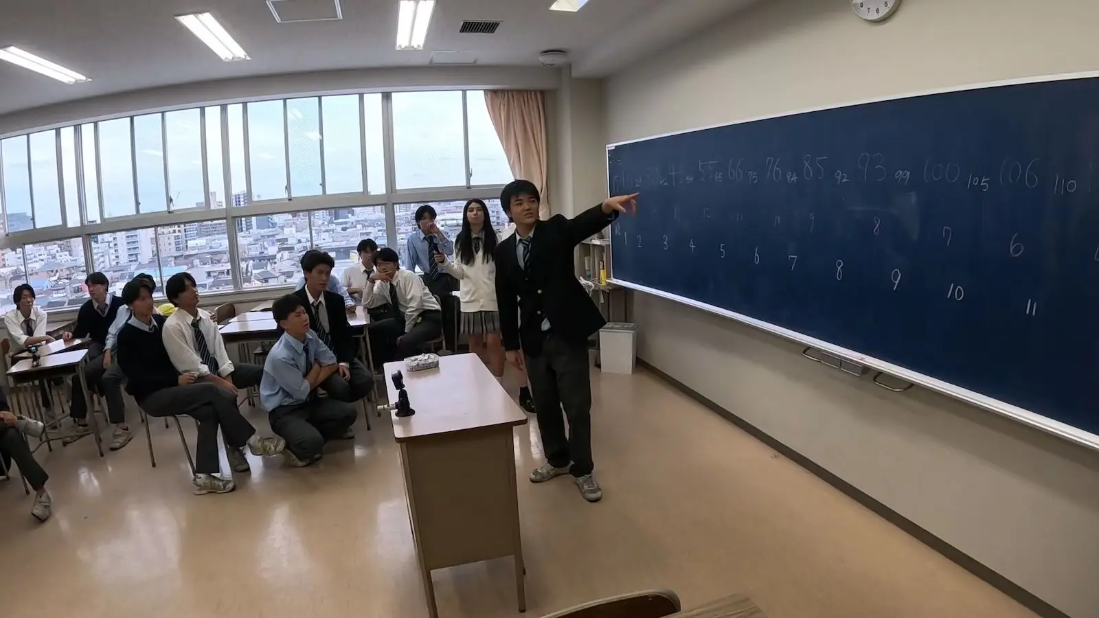 卒業まで3か月…高校生がクラス全員で挑む『サイコロピラミッド15段