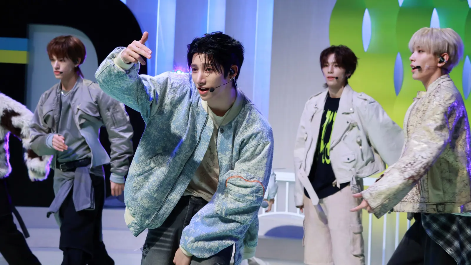 NEXZ 日本のテレビ初！最新曲生披露&2月1日,2日にNAYEON(TWICE)との