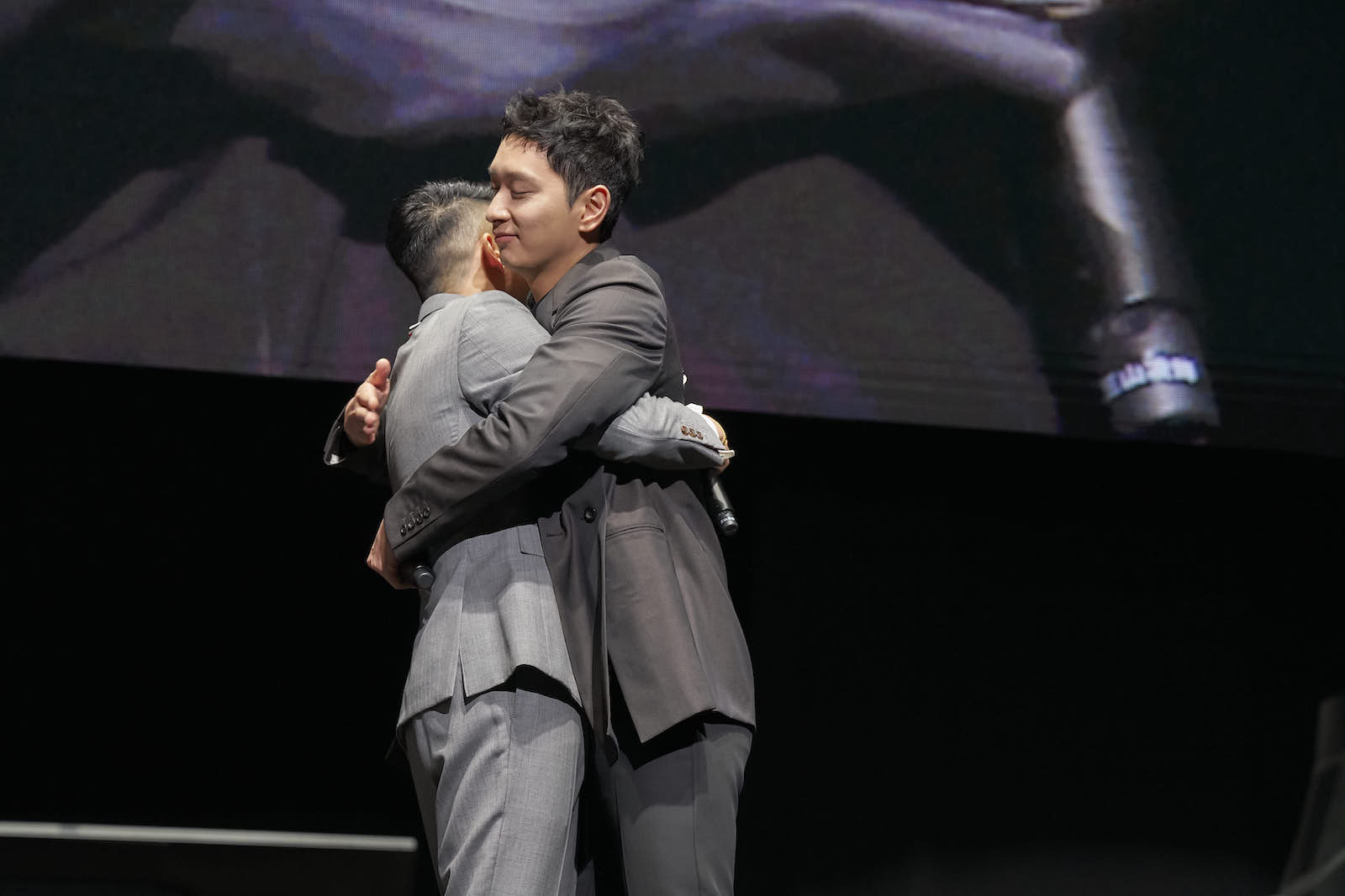 三山&チャンソンが熱いハグ!