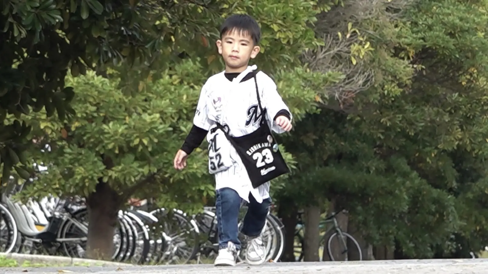千葉ロッテ・益田直也投手の4歳末っ子がグローブを届けるおつかいに