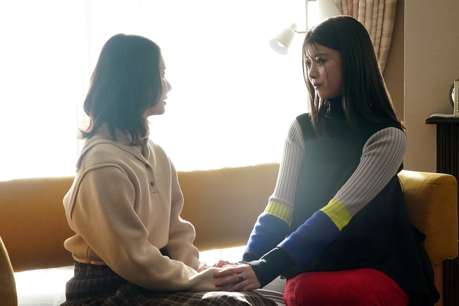 羽田芽衣(小野花梨)と篠原翠(馬場ふみか)の写真