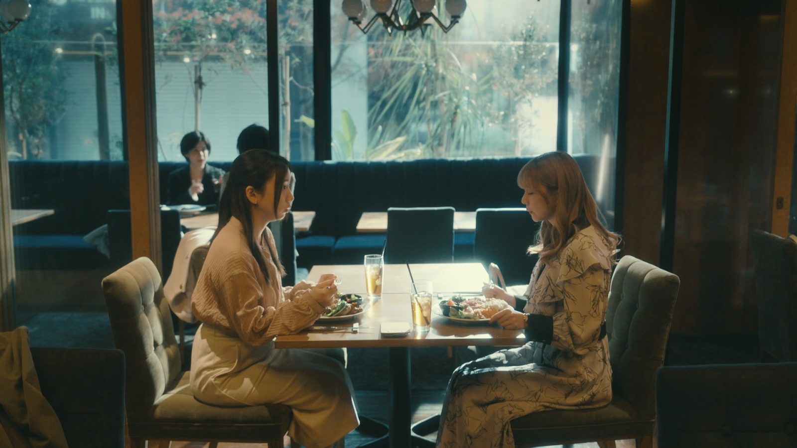 小柴真央(齊藤京子)、東美香(椛島光)の写真