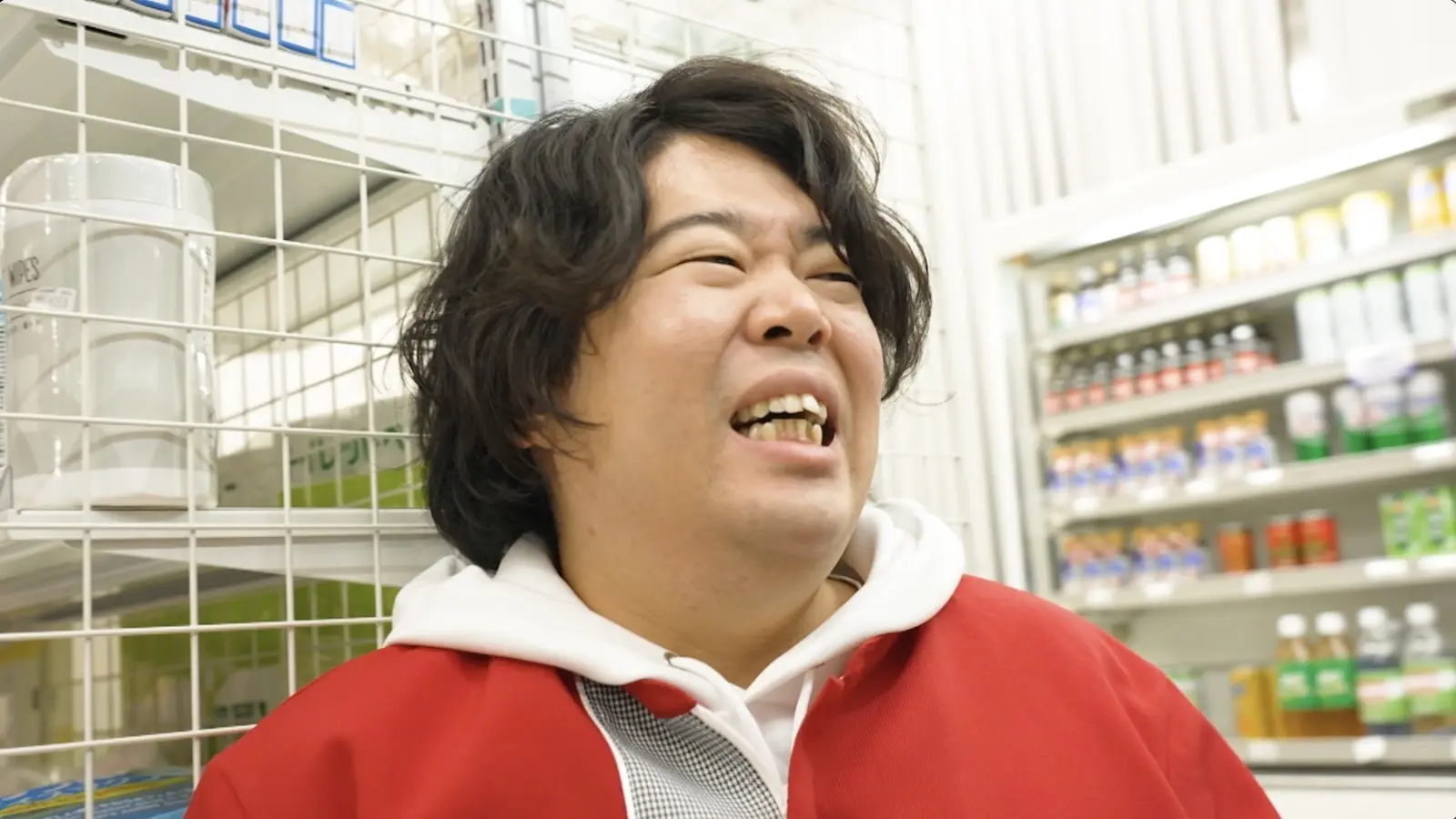宮下草薙・草薙演じるコンビニバイトに迫るナイフを手にした強盗