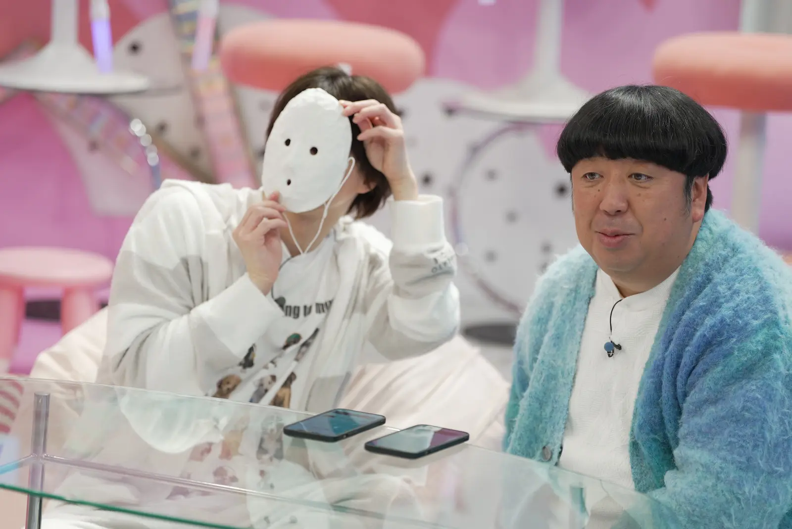 スケキヨ！？推しの仮面を被った日村のサイズ感に佐久間も大爆笑