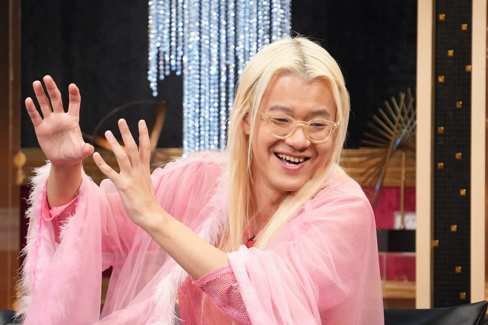 ZAZY、驚異の総額約200万円の領収書を提出 “動く羽根”持参での猛  