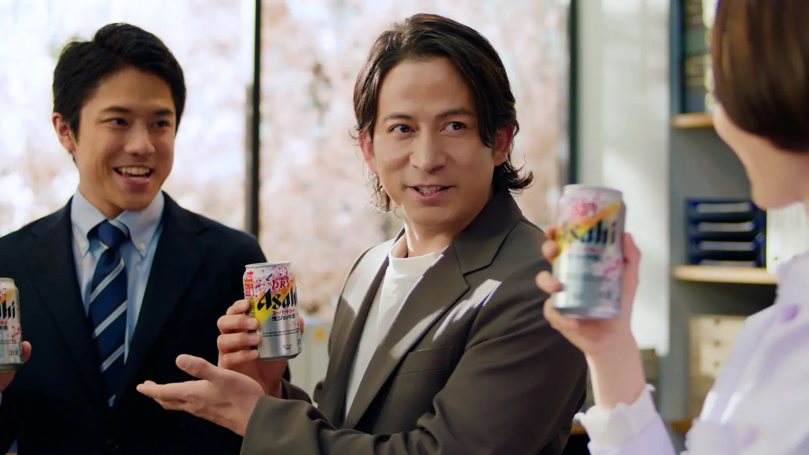 岡田准一&⻑澤まさみが門出をお祝い！『アサヒビール』新CM｜entax