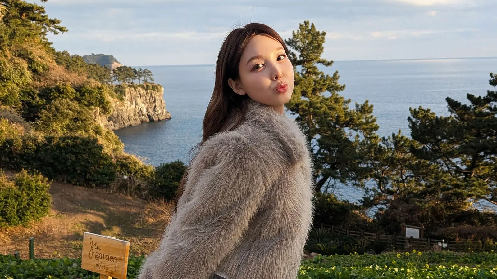 TWICE・ナヨン 「どんな仕事でもメンバーとなら‥」韓国・済州島で苦楽