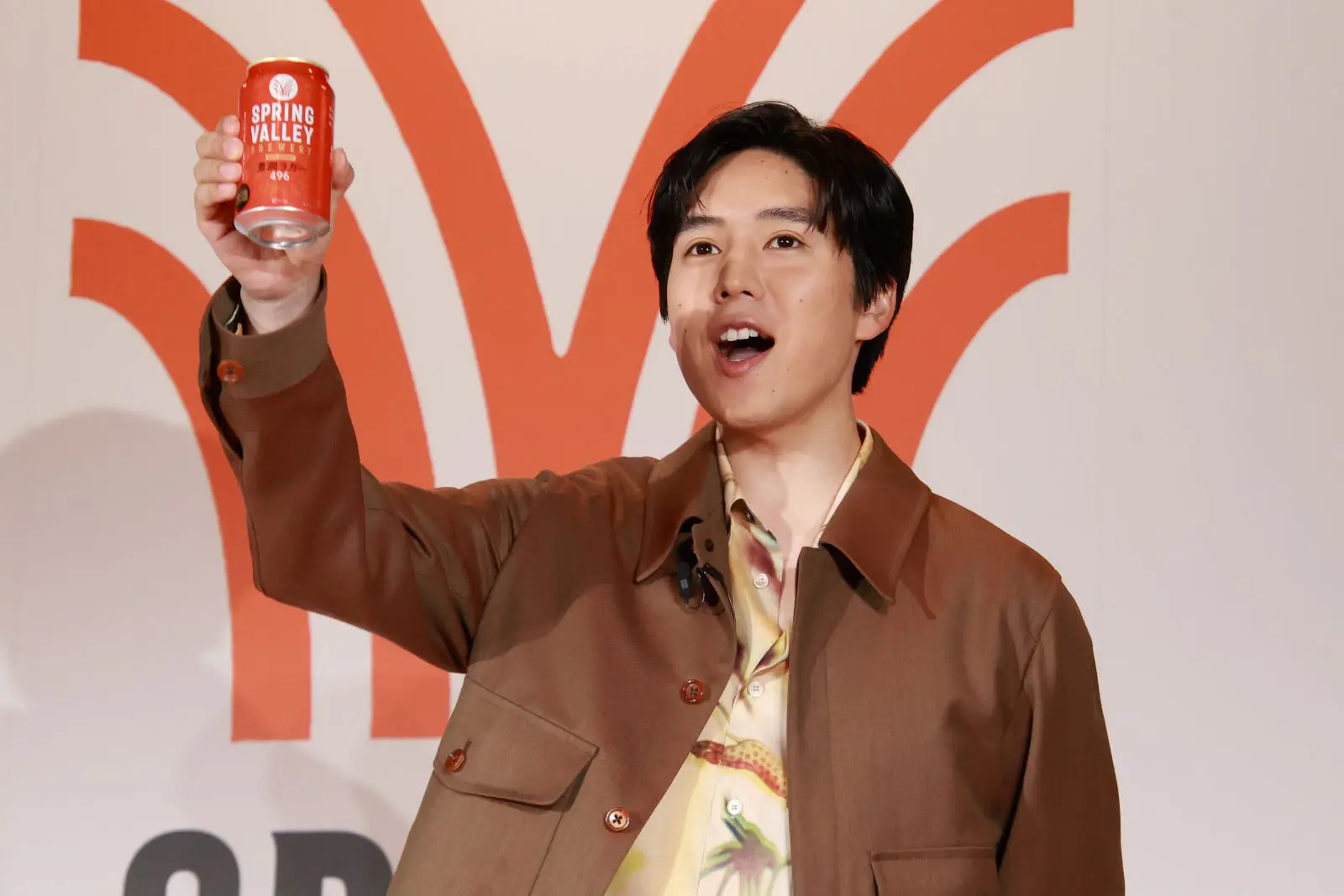 ビールのおいしさを引き出す注ぎ方”を坂東龍汰が実践 「香りがすごい