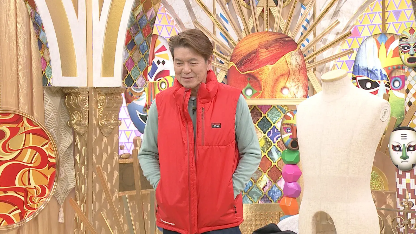 還暦を迎えたヒロミに特製・赤いちゃんちゃんこならぬ、赤いダウン