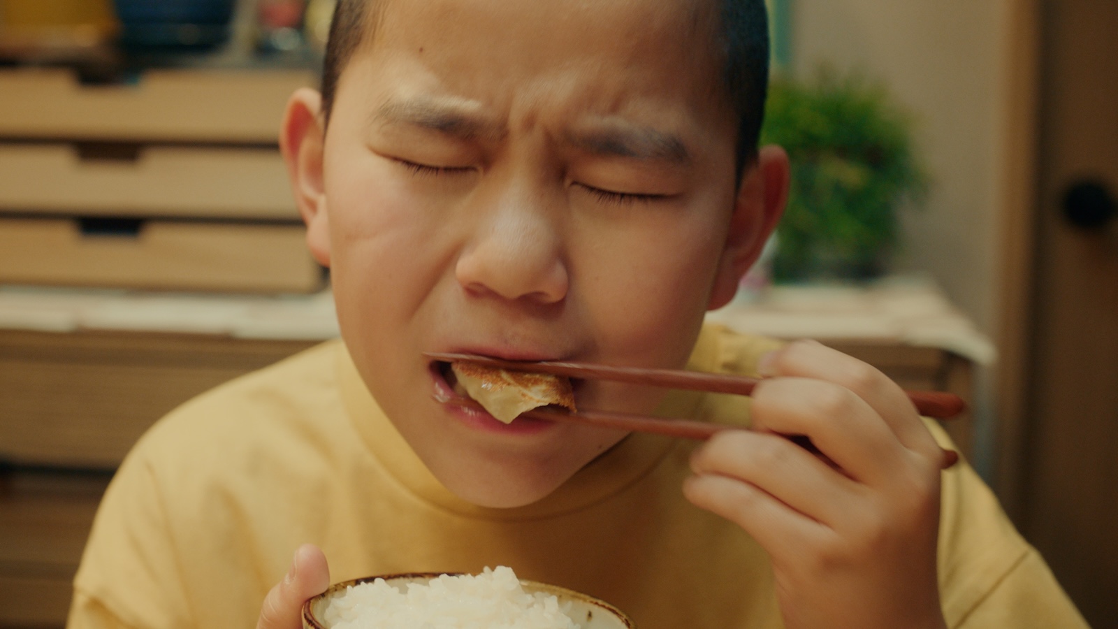『AJINOMOTO ギョーザ』の新CMに出演する番家天嵩