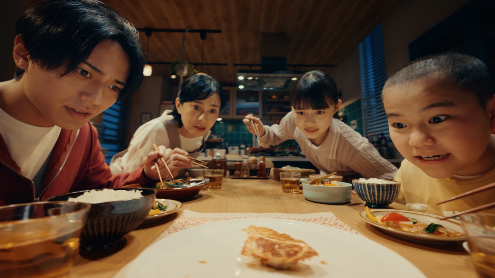 『AJINOMOTO ギョーザ』の新CMに出演する、永瀬廉、坂井真紀、番家天嵩、泉有乃