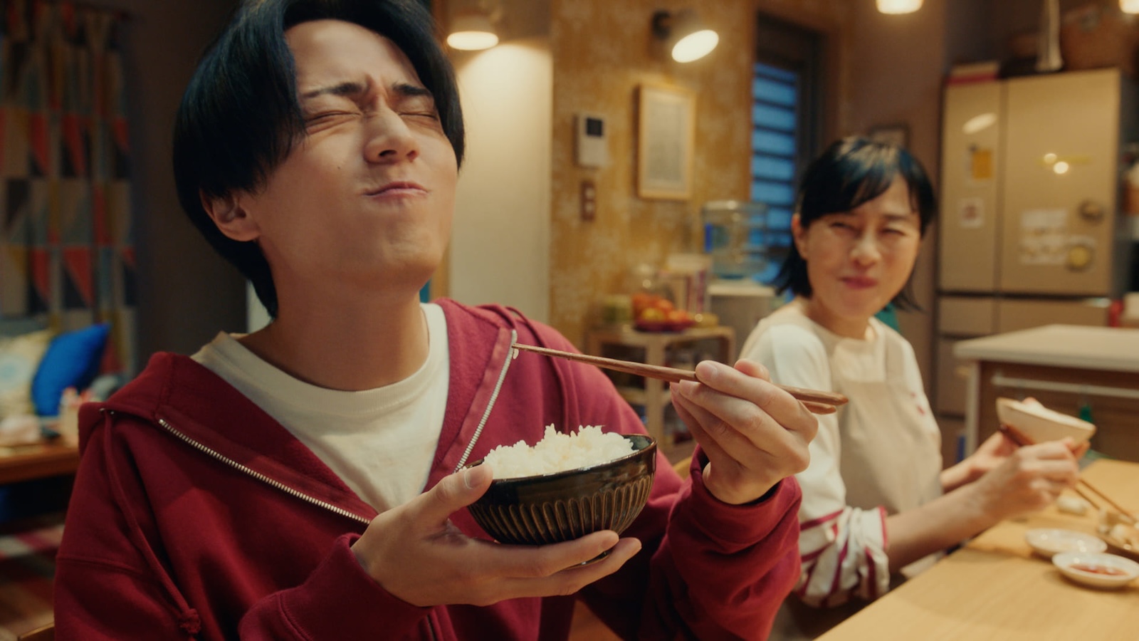 『AJINOMOTO ギョーザ』の新CMに出演する永瀬廉、坂井真紀