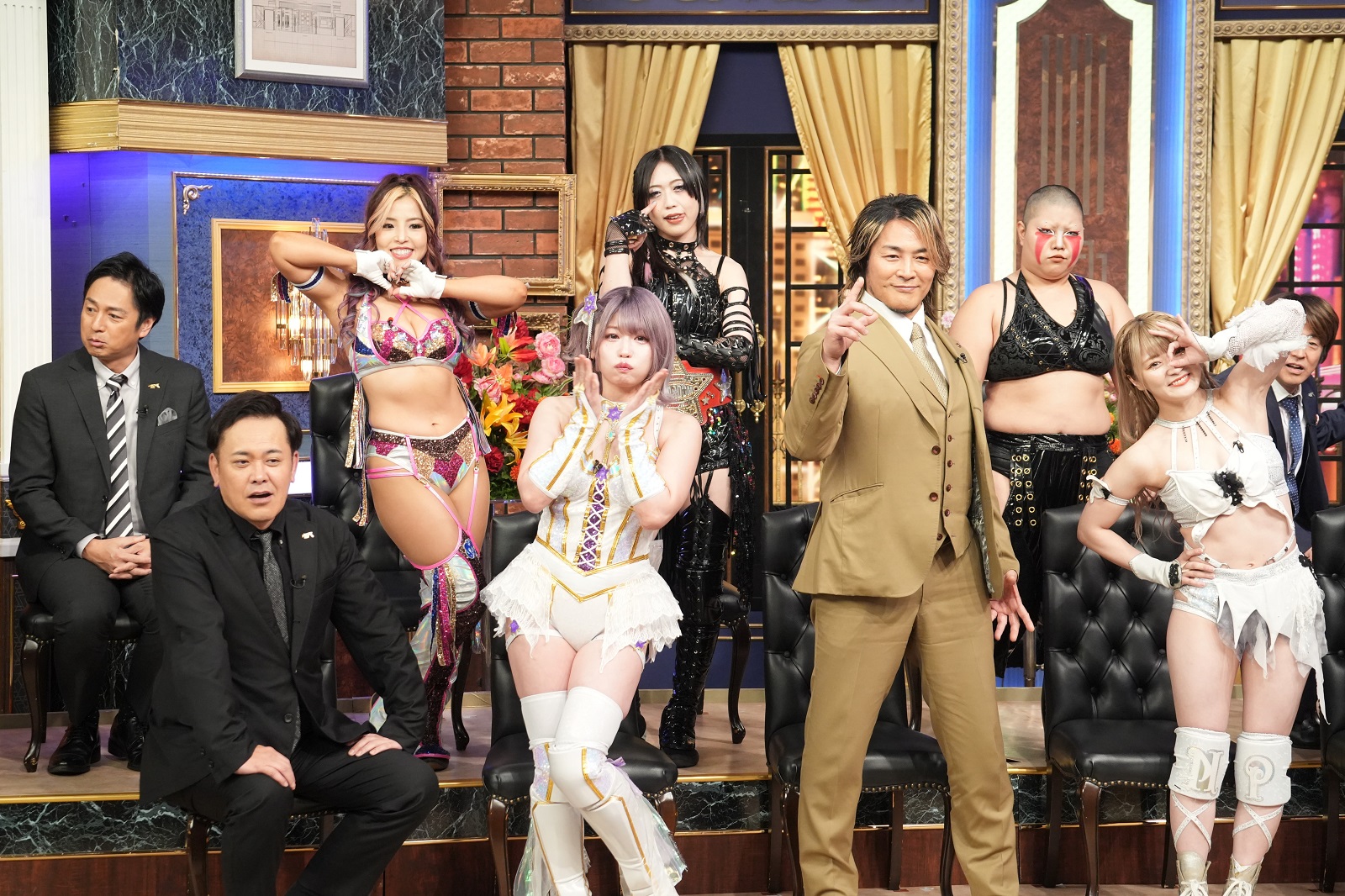 棚橋弘至、スターダム女子プロ軍団の写真