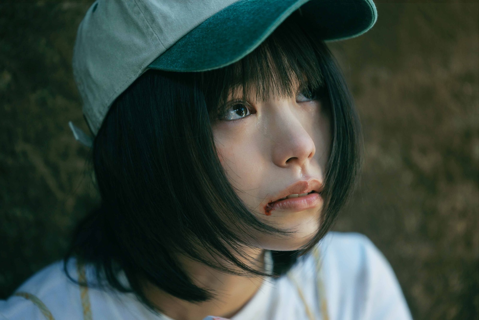 映画『おいしくて泣くとき』に出演する、當真あみ