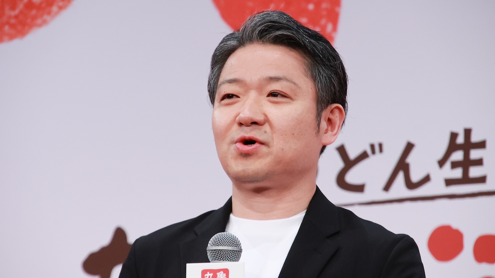 『丸亀うどーなつ』新フレーバー＆新アンバサダー発表会に登壇した株式会社丸亀製麺執行役員の大木辰朗営業本部長