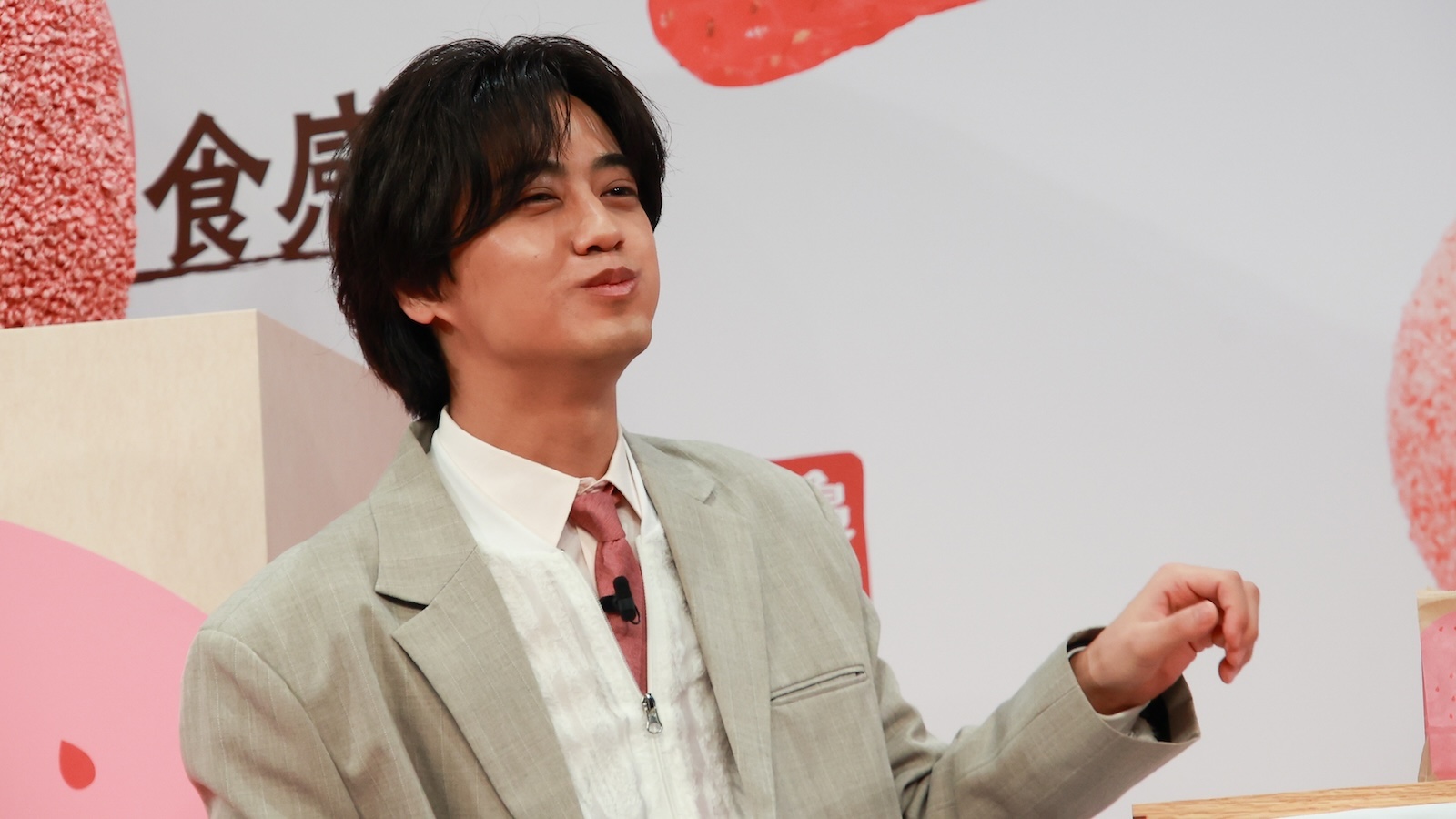 『丸亀うどーなつ』新フレーバー&新アンバサダー発表会に登壇したKing & Prince・髙橋海人