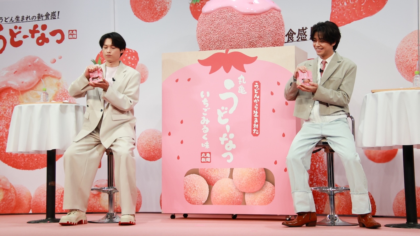 『丸亀うどーなつ』新フレーバー&新アンバサダー発表会に登壇したSixTONES・松村北斗とKing & Prince・髙橋海人
