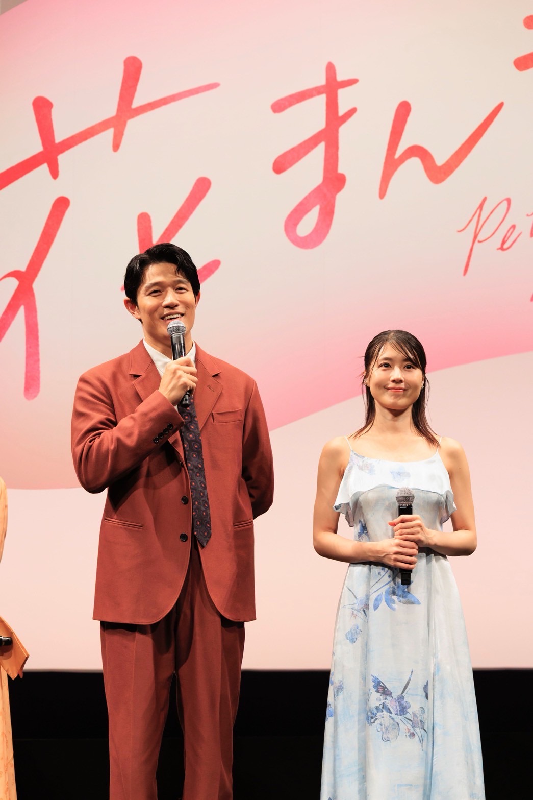鈴木亮平さん有村架純さん写真