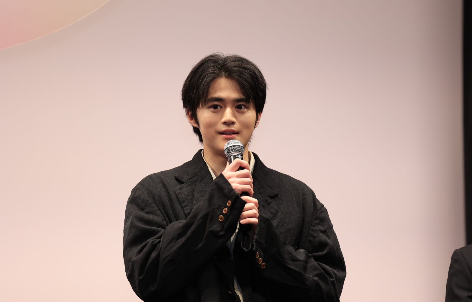 鈴鹿央士さん写真