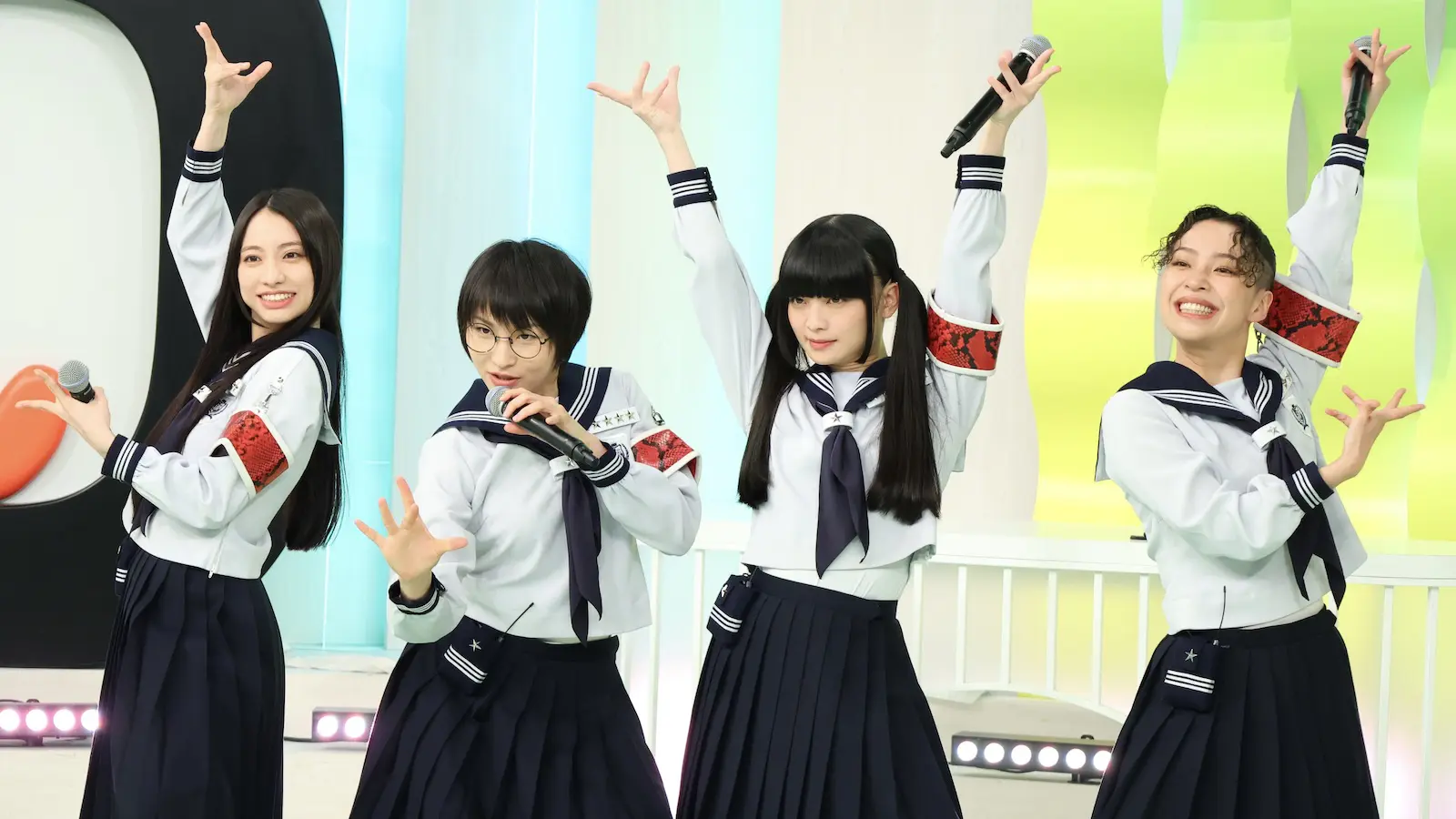 新しい学校のリーダーズ 最新曲TV初披露！パフォーマンス中に山里亮太