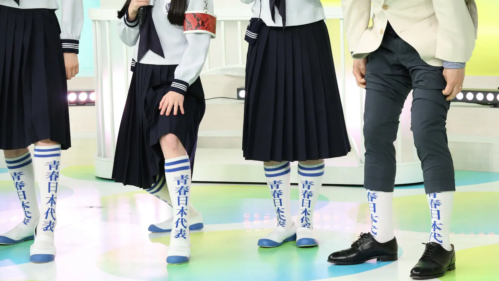 新しい学校のリーダーズ 最新曲TV初披露！パフォーマンス中に山里亮太