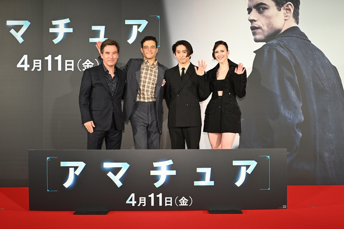 ラミ・マレック、レイチェル・ブロズナハン、ジェームズ・ホーズ監督と三宅健の写真